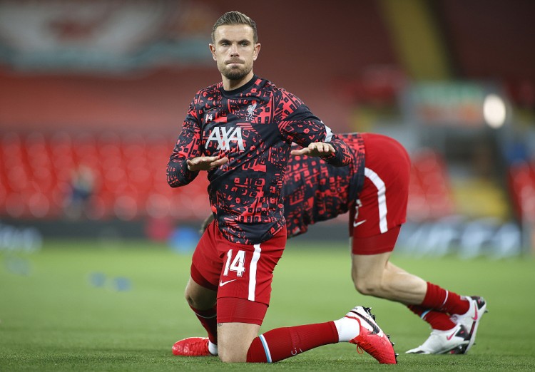 蒯纪闻逃过红牌！撞人后飞踹小腹，越南球员集体不满，主裁挨批