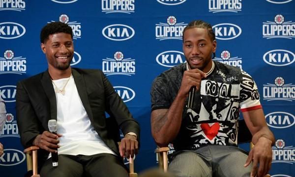 曾凡博外线冲抢篮板 篮下再起抛投得分