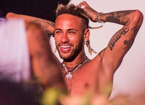 西媒：阿诺德一心要加盟皇马引发众怒，有利物浦球迷要求俱乐部将其除名