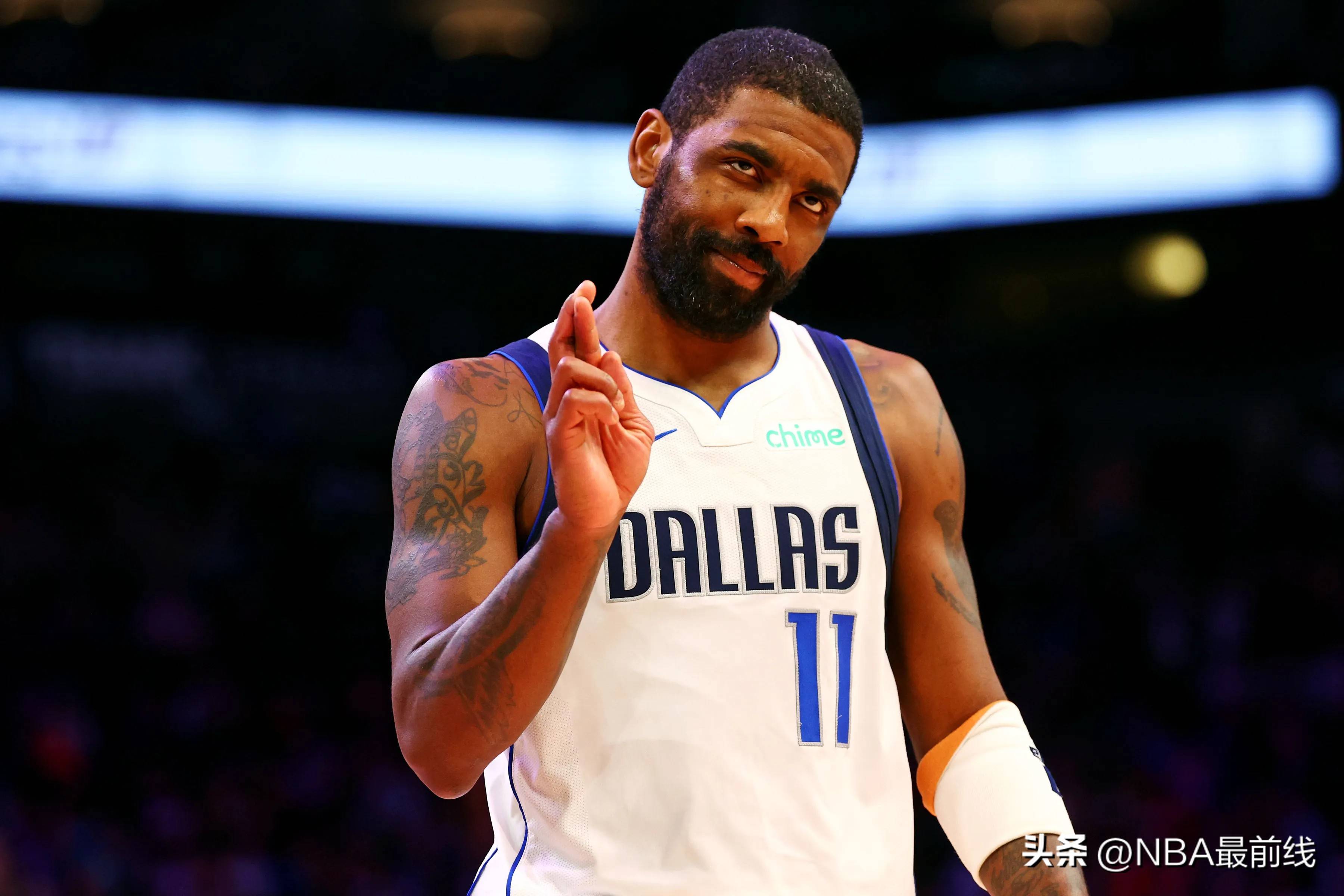 老搭档🫶詹姆斯抵达名人堂现场，与前队友波什开心握手~