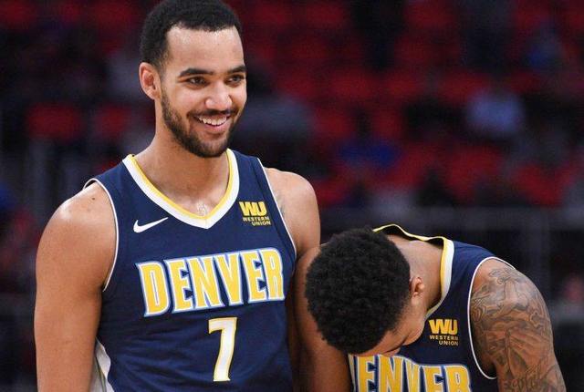 调皮二娃上线，穆勒庆祝夺冠时和25号队友高尔德顶牛假装受伤