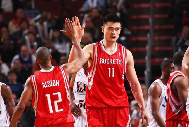 中场核心连续突破防守制造机会