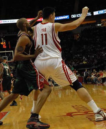 [中超]韩佳奇犯规送点 路易斯主罚轻松命中